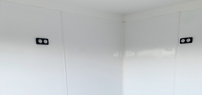 rénovation d'une pièce intérieur avec lambris et prises 8